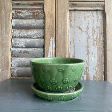 Load image into Gallery viewer, Vintage Shawnee Green Daisy Planter