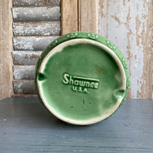 Load image into Gallery viewer, Vintage Shawnee Green Daisy Planter