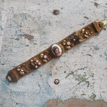 Load image into Gallery viewer, 1950s Florenza Gold Mesh Cameo Bracelet