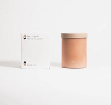 Load image into Gallery viewer, The Florist - Fresh Flowers - 8oz Glass Candle
