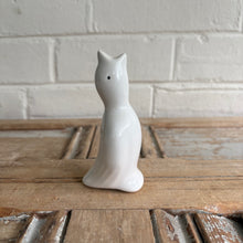 Load image into Gallery viewer, Vintage White Ceramic Pie Bird
