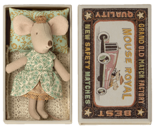 Load image into Gallery viewer, Princess Mouse in Large Box with Bedding by Maileg
